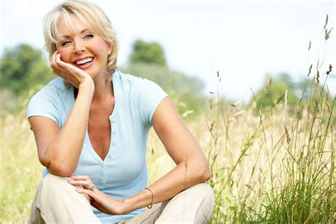 Dating an older women - Why Younger Women Date Older Men. Before I get into the “How To…” of dating a younger woman, it’s important to take a look at some of the reasons why younger women want to date older men. This is so we can understand why younger women find older men attractive. Older men are more emotionally stable. They have more resources (money …